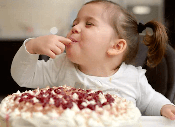 Follow the recipe for Effective blog posts (lImage: little girl enjoying cake)